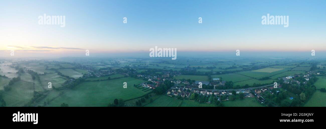 Luftpanorama des Dorfes Brinkworth ist das langgestrebte Dorf in England Stockfoto