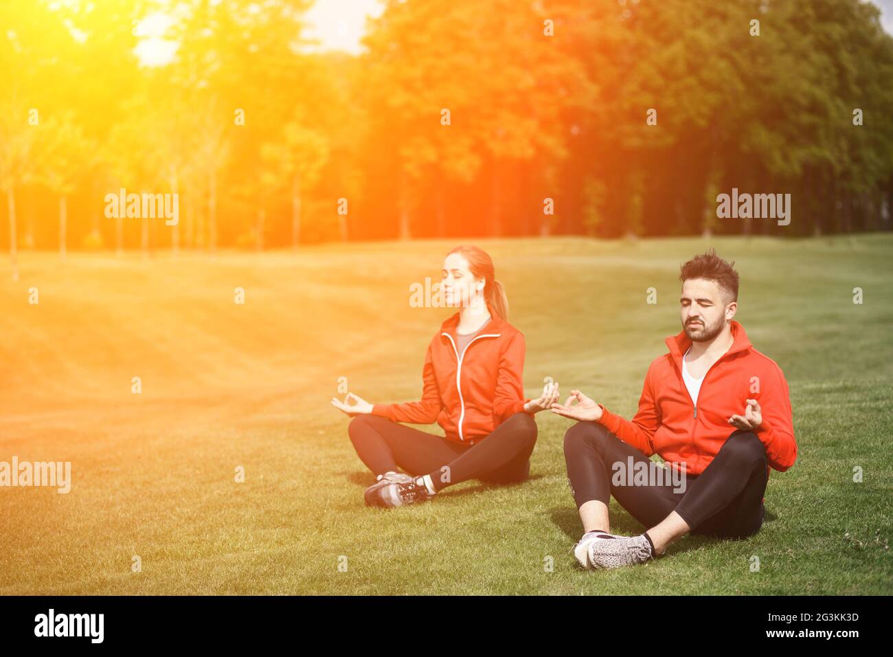 Sport-Mann und Frau, meditieren im park Stockfoto