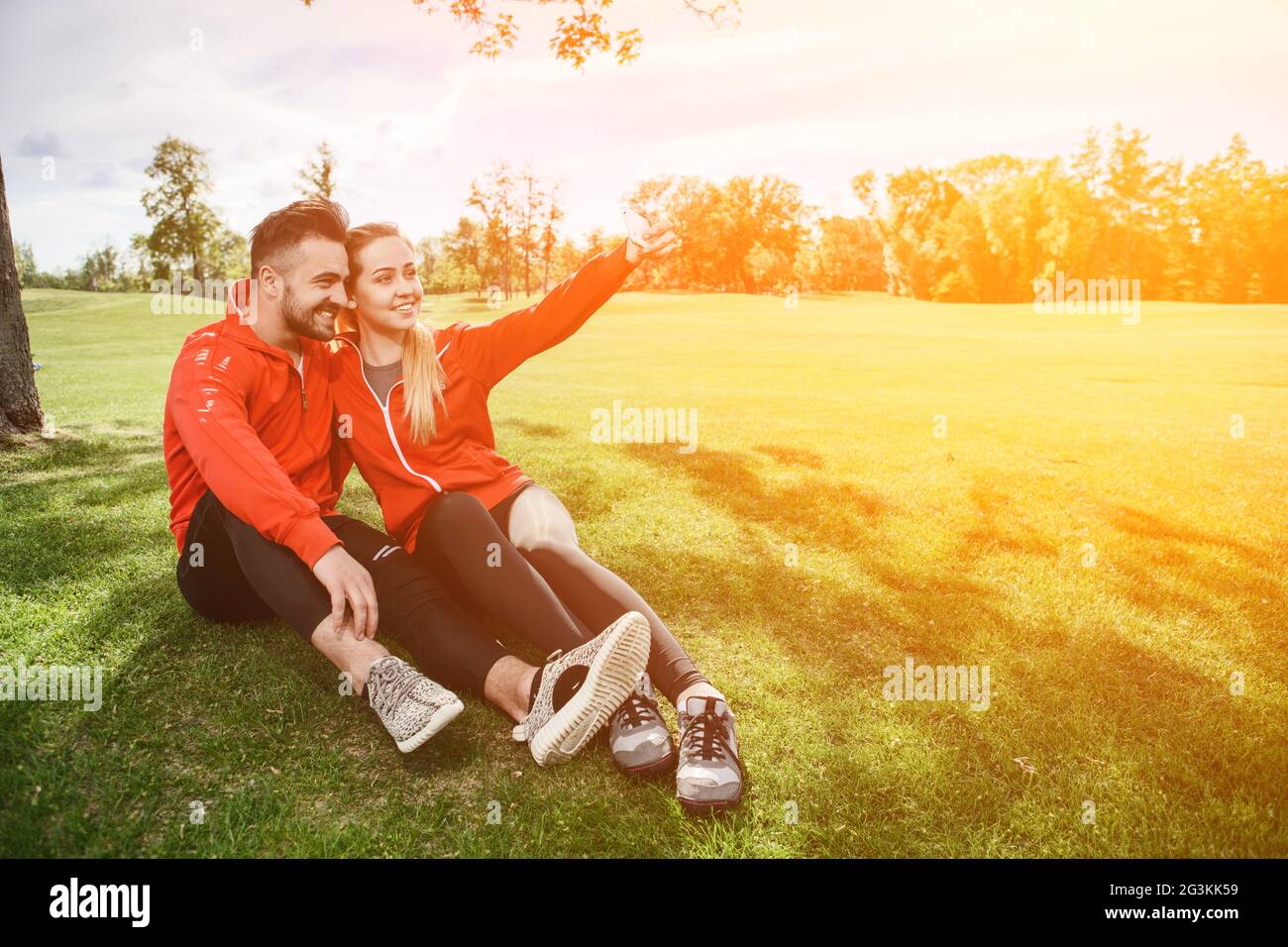 Sport-Mann und Frau machen Selfies im park Stockfoto