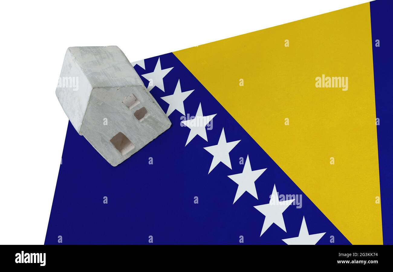Kleines Haus auf einer Flagge - Bosnien-Herzegowina Stockfoto