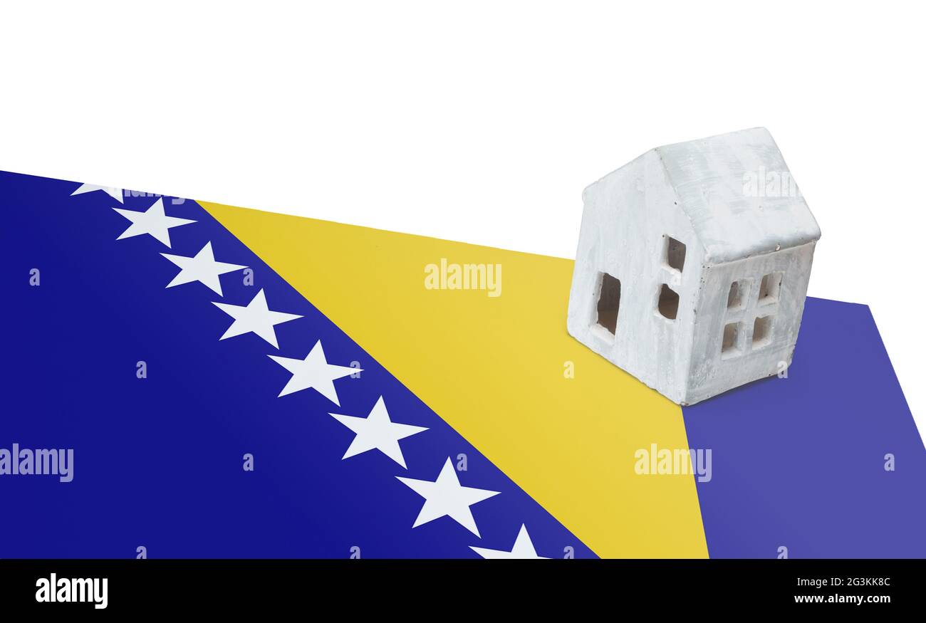 Kleines Haus auf einer Flagge - Bosnien-Herzegowina Stockfoto