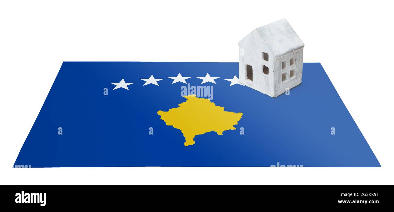 Kleines Haus auf einer Flagge - Kosovo Stockfoto