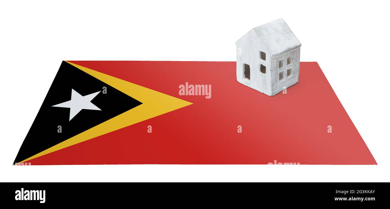 Kleines Haus auf einer Flagge - Osttimor Stockfoto