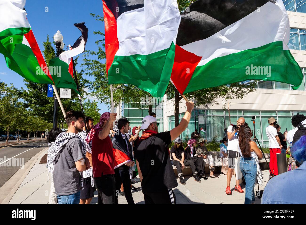 Washington, DC, USA, 16. Juni 2021. Im Bild: Palästinensische Flaggen im Wind bei einem Protest gegen den Verkauf von 735Millionen Waffen an Israel durch Boeing im Büro des Unternehmens in Arlington, VA. Kredit: Allison Bailey / Alamy Live Nachrichten Stockfoto