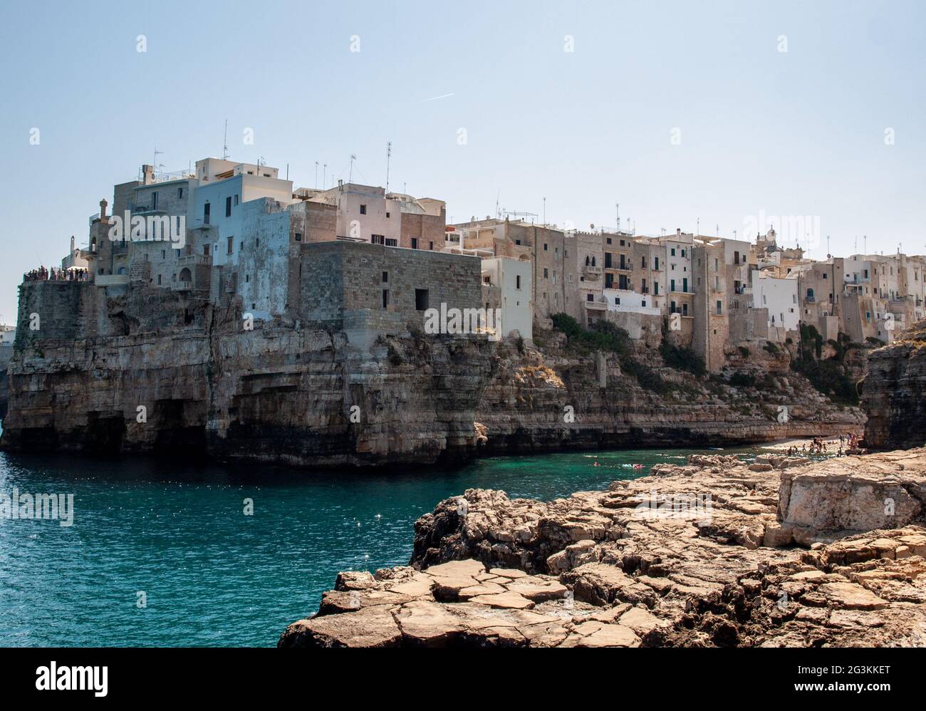 Polignano, Italien - 17 September, 2019: die Menschen entspannen und schwimmen am schönen Strand Lama Monachile in Polignano a Mare, Adria, Apulien, Bari provin Stockfoto