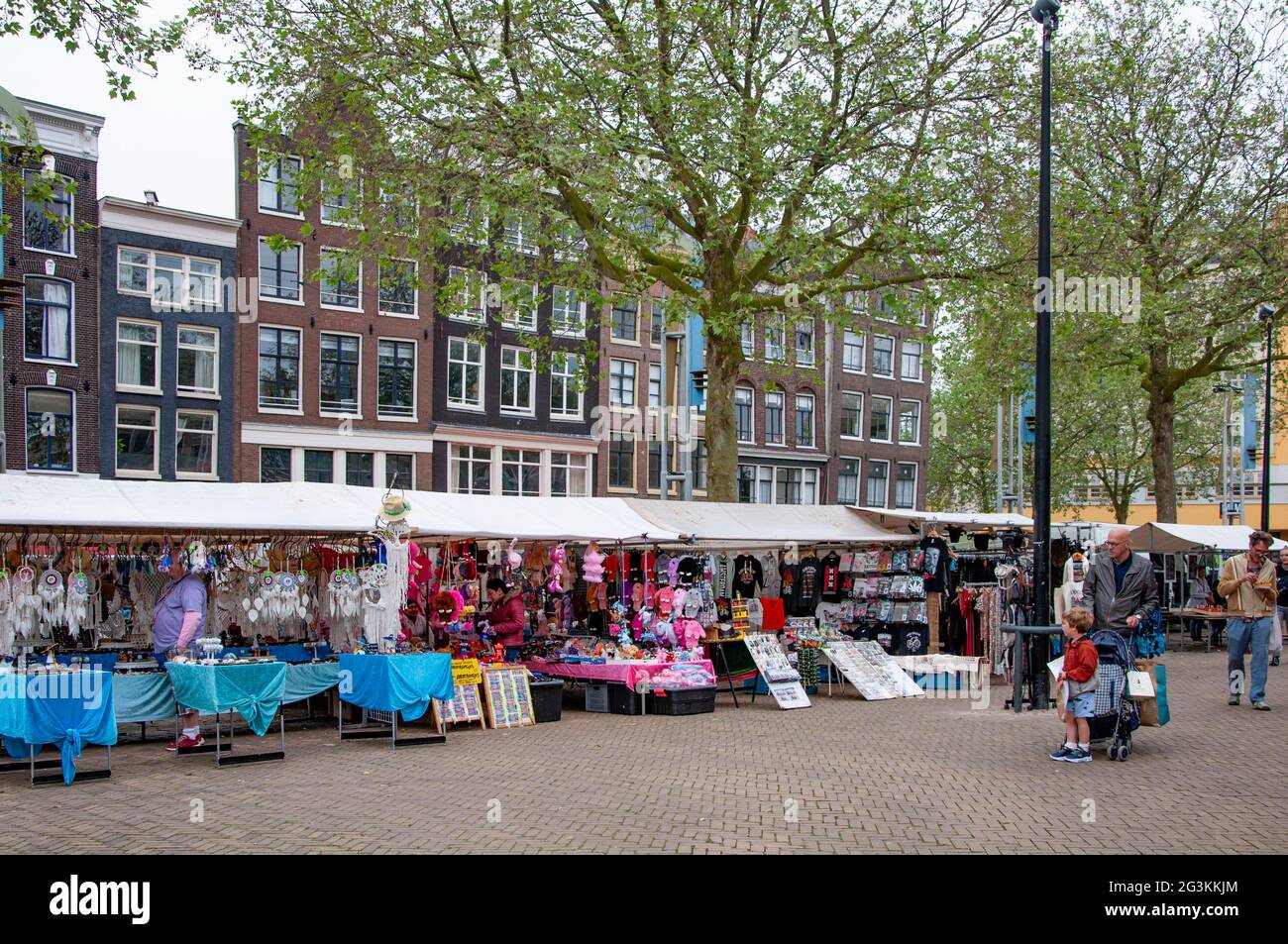 AMSTERDAM, NIEDERLANDE. 06. JUNI 2021. Schöne Aussicht auf Amsterdam mit typisch holländischen Häusern. Fair, Markt auf dem Platz Stockfoto