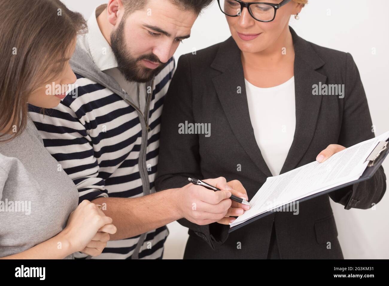 Unterzeichnung Kaufvertrag für die neue Wohnung. Stockfoto