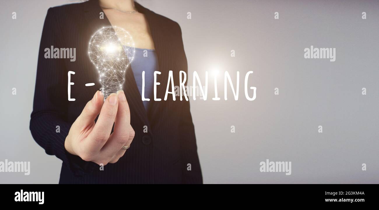 E-Learning Online Learning Fernschulungskonzept. Handgriff, digitales Licht, Knollenlicht. Netzwerk helle Idee mit Glühbirne. Stockfoto