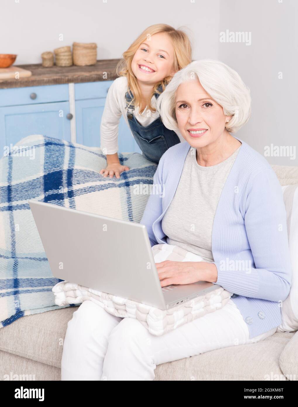 Oma und kleine Mädchen mit laptop Stockfoto