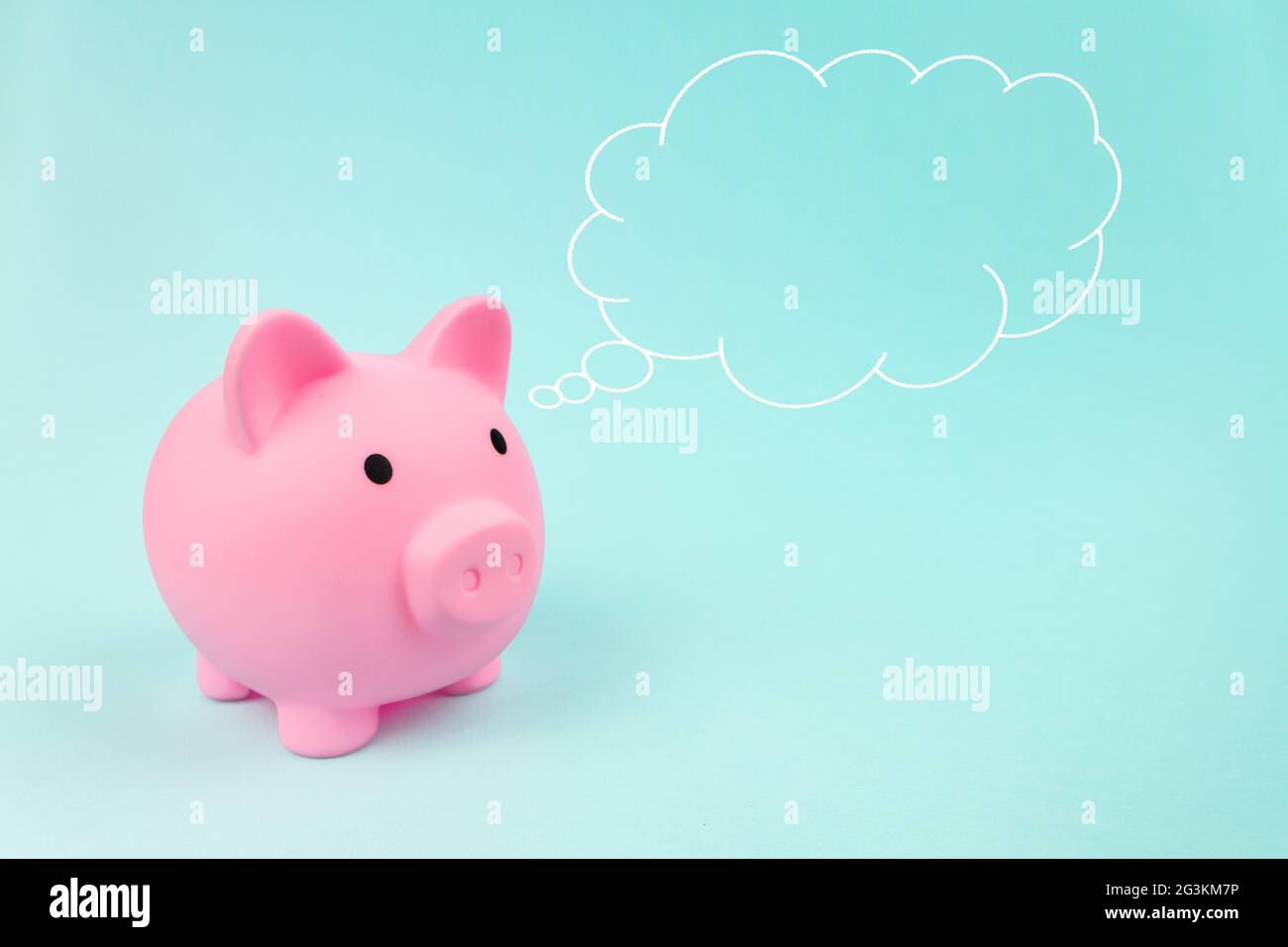 Pink Piggy Bank mit Cloud-Gedanken über seinem Kopf, Konzept der Ersparnisse, Finanzplanung der persönlichen Finanzen und sparsam sein Stockfoto