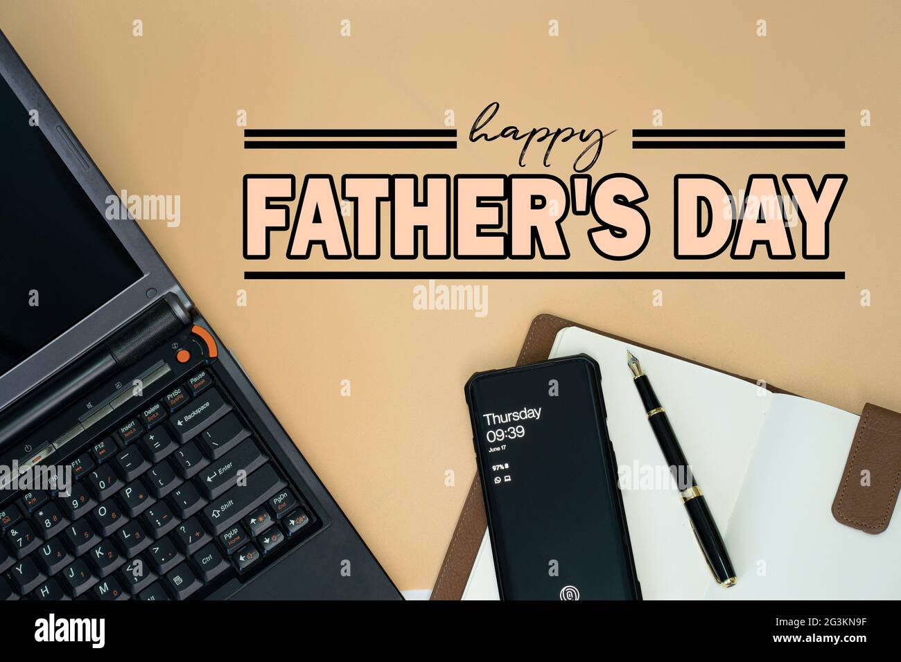 Happy Father's Day Konzept mit Laptop, Smartphone, Stift, Notebook und Text. Selektive Fokuspunkte Stockfoto