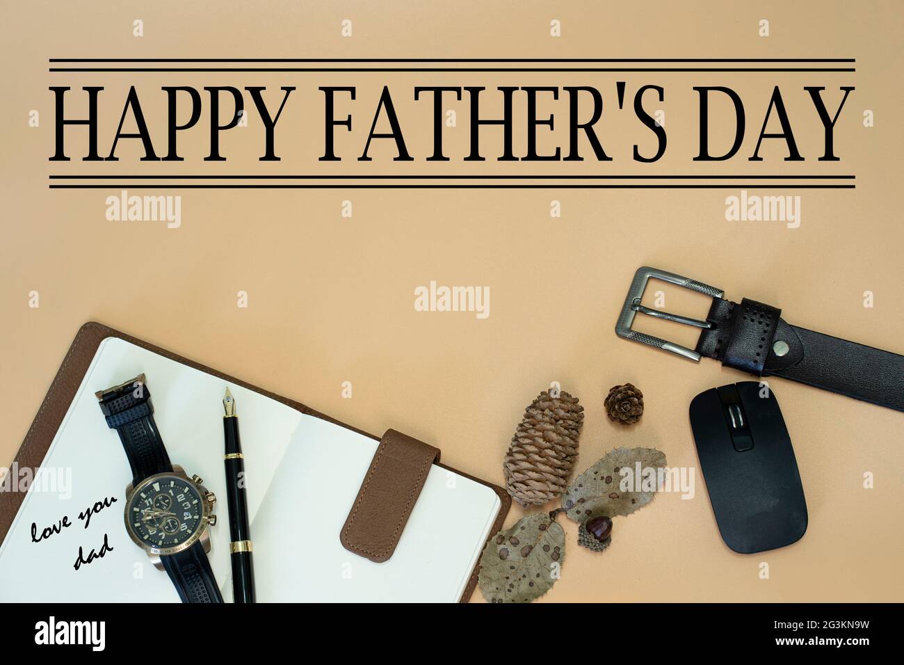 Happy Father's Day Konzept mit Gürtel, Maus, getrockneten Tannenzapfen und -Blättern, Stift, Armbanduhr, Notizbuch und Text. Selektive Fokuspunkte Stockfoto