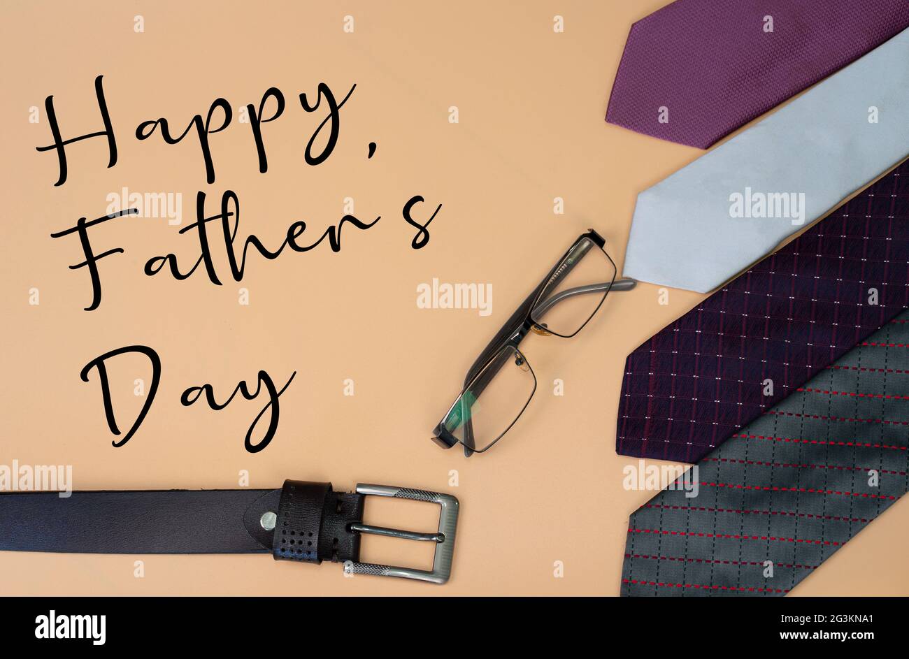 Happy Father's Day Konzept mit Halsbändern, Leserglas, Gürtel und Text. Selektive Fokuspunkte Stockfoto