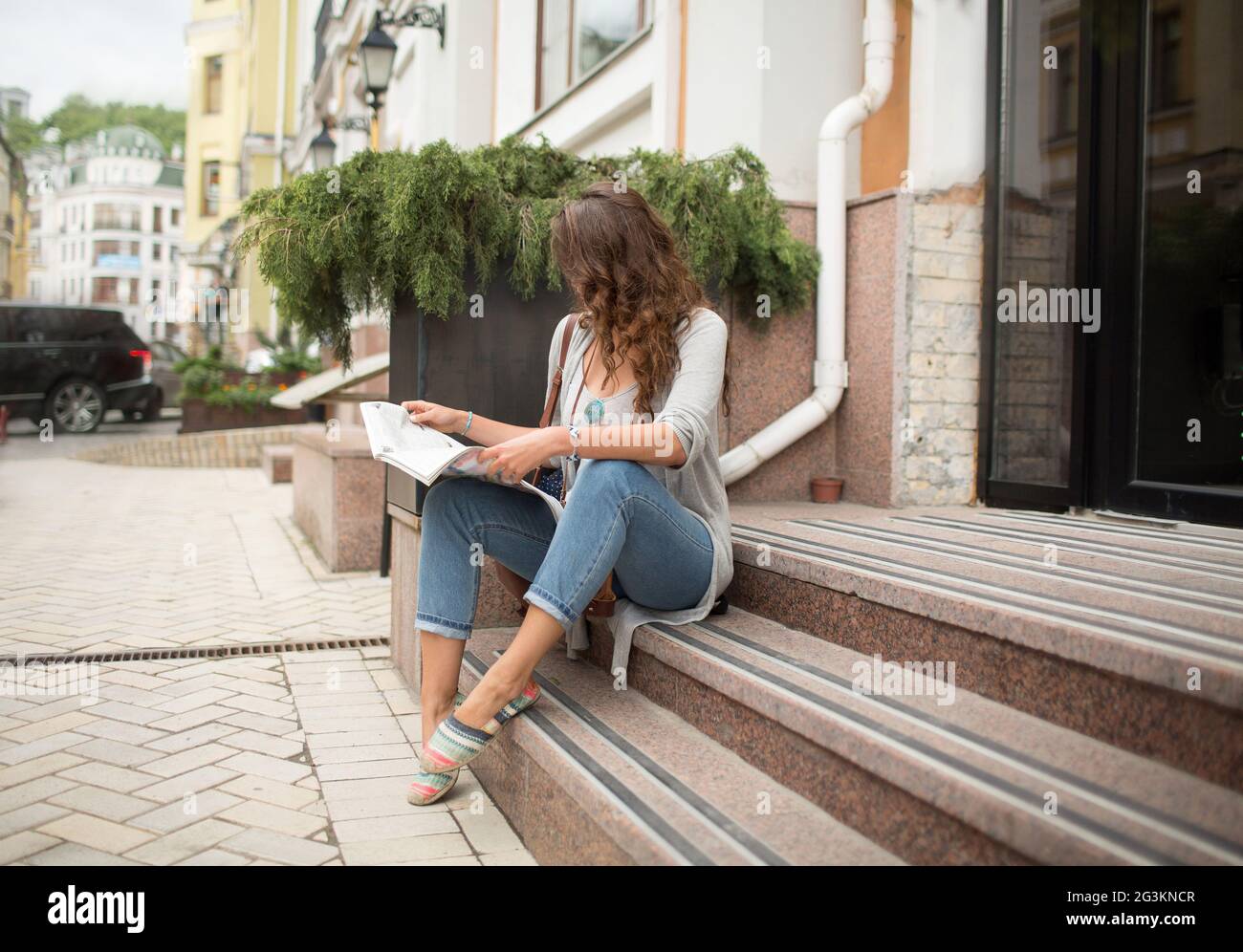 Jung Reisen Frau Stadtplan auf der Straße zu studieren. Stockfoto