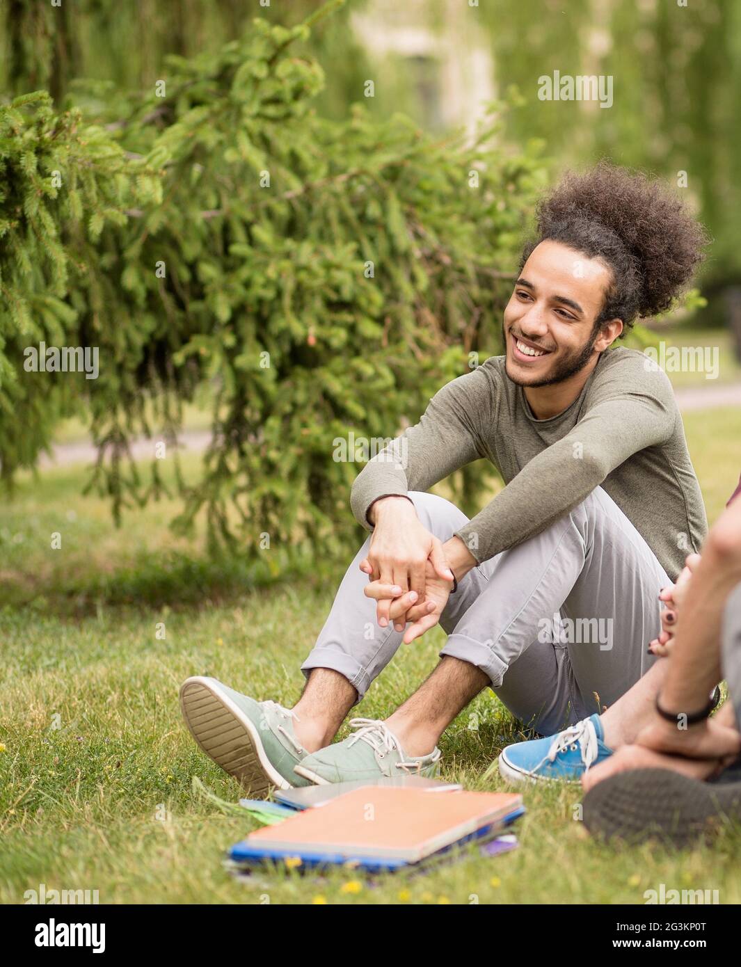 Junger Student Mann mit stilvollen Haar auf dem Campus. Stockfoto