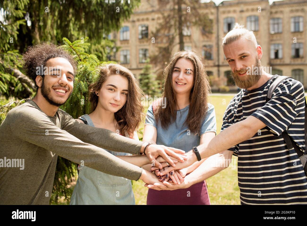 Glückliche junge Studenten, die Hand in Hand zusammen. Stockfoto