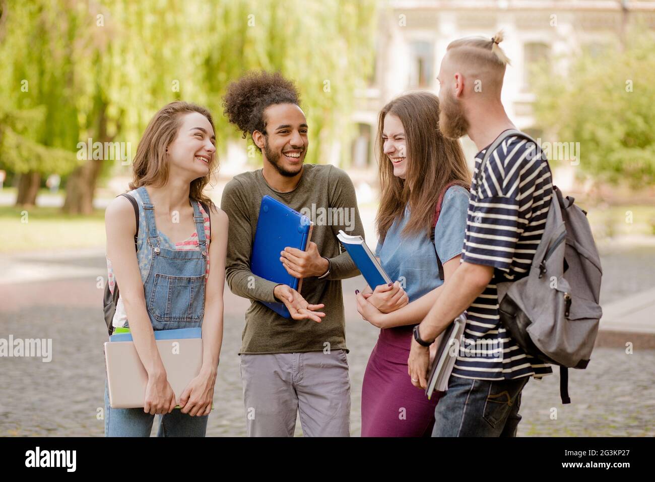 Multiethnische Gruppe von Studenten, die angeregte Unterhaltung auf dem Campus. Stockfoto