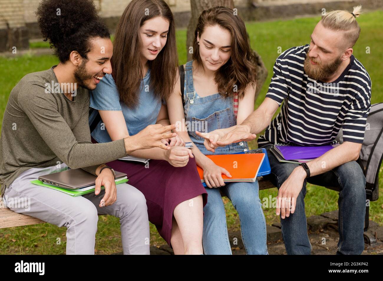 Die Jugendlichen spielen Student Spiel Stein-Papier-Schere. Stockfoto