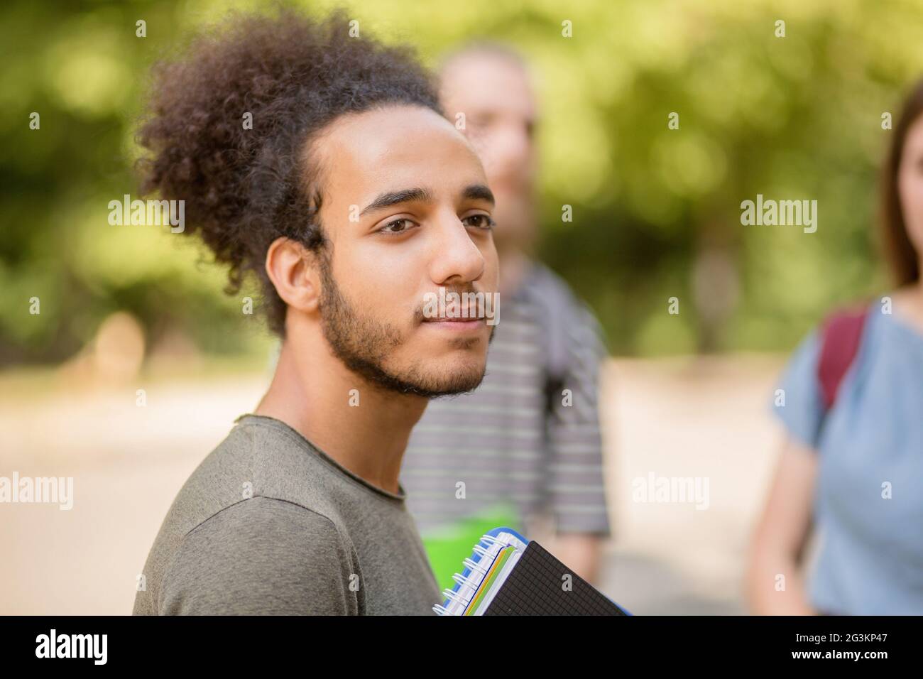 Porträt eines jungen Sudent jungen mit stilvollen Haar. Stockfoto