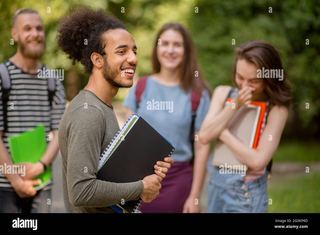 Gruppe der lateinamerikanischen junge College Studenten im Vordergrund. Stockfoto