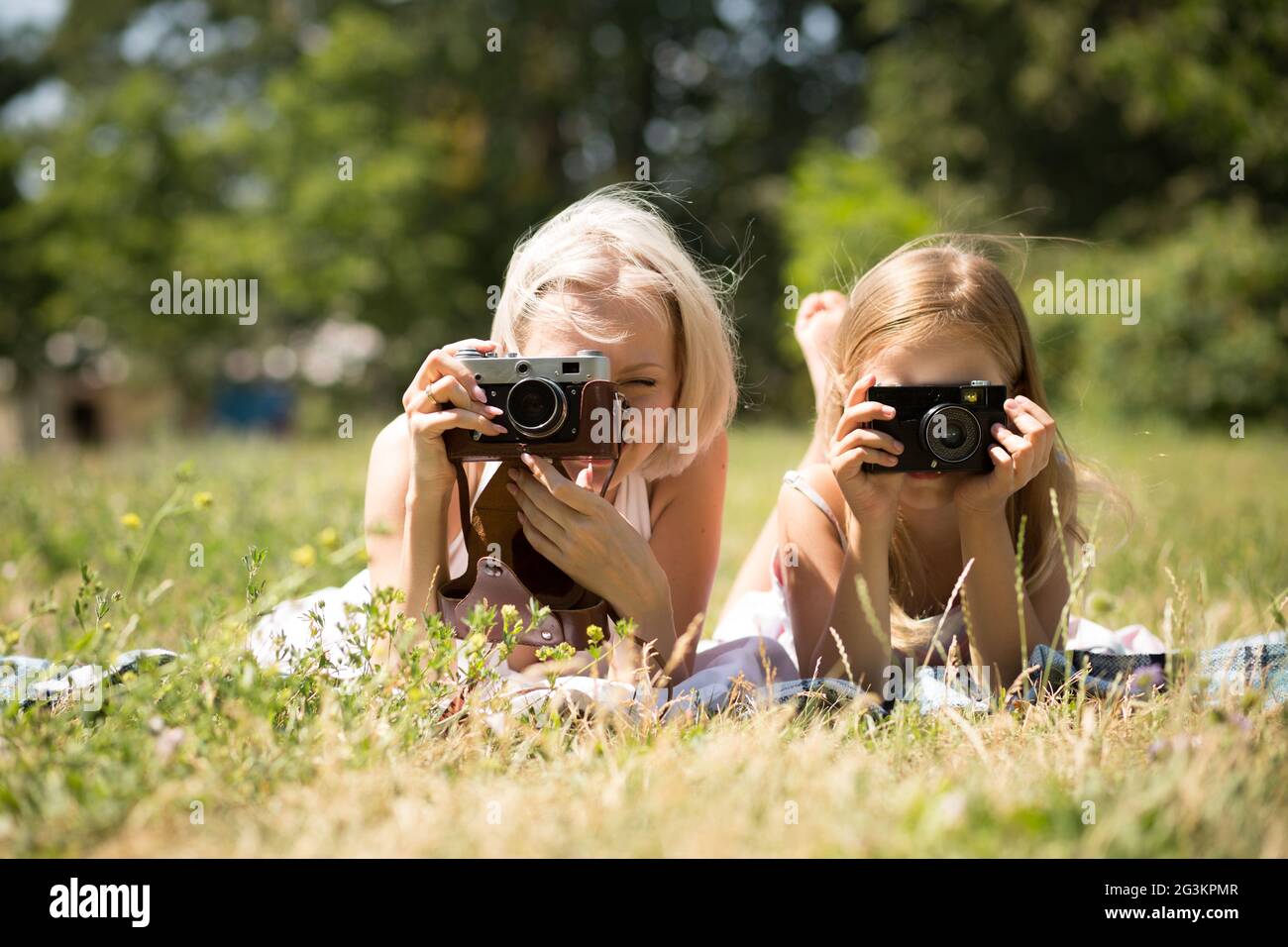 Mutter und Tochter die Bilder liegen auf Decke im Park. Stockfoto