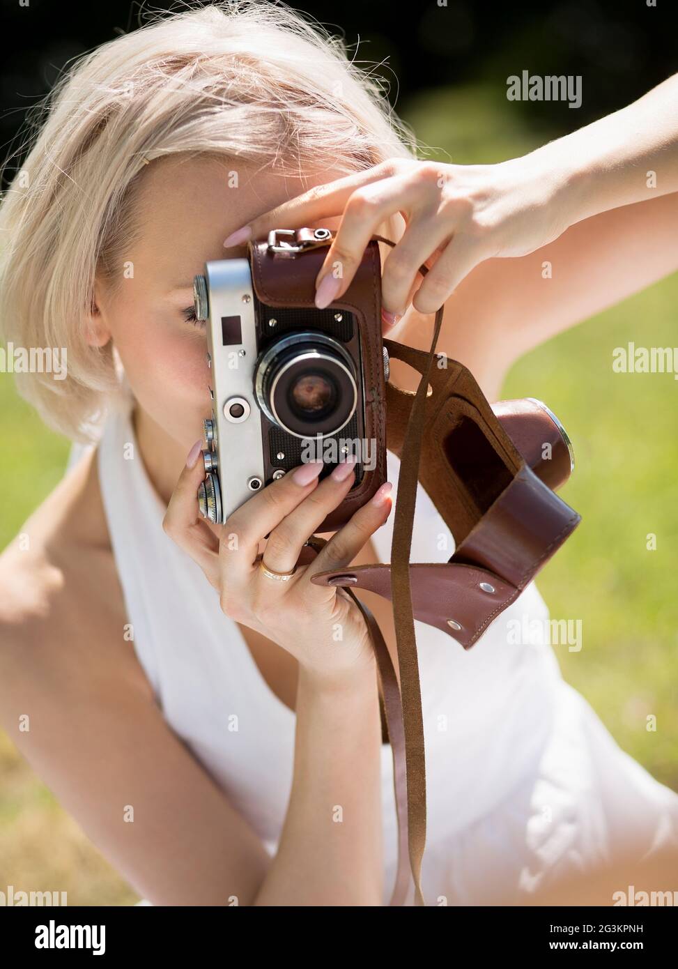 Junge und schöne Mama, die Bilder von Tochter. Stockfoto