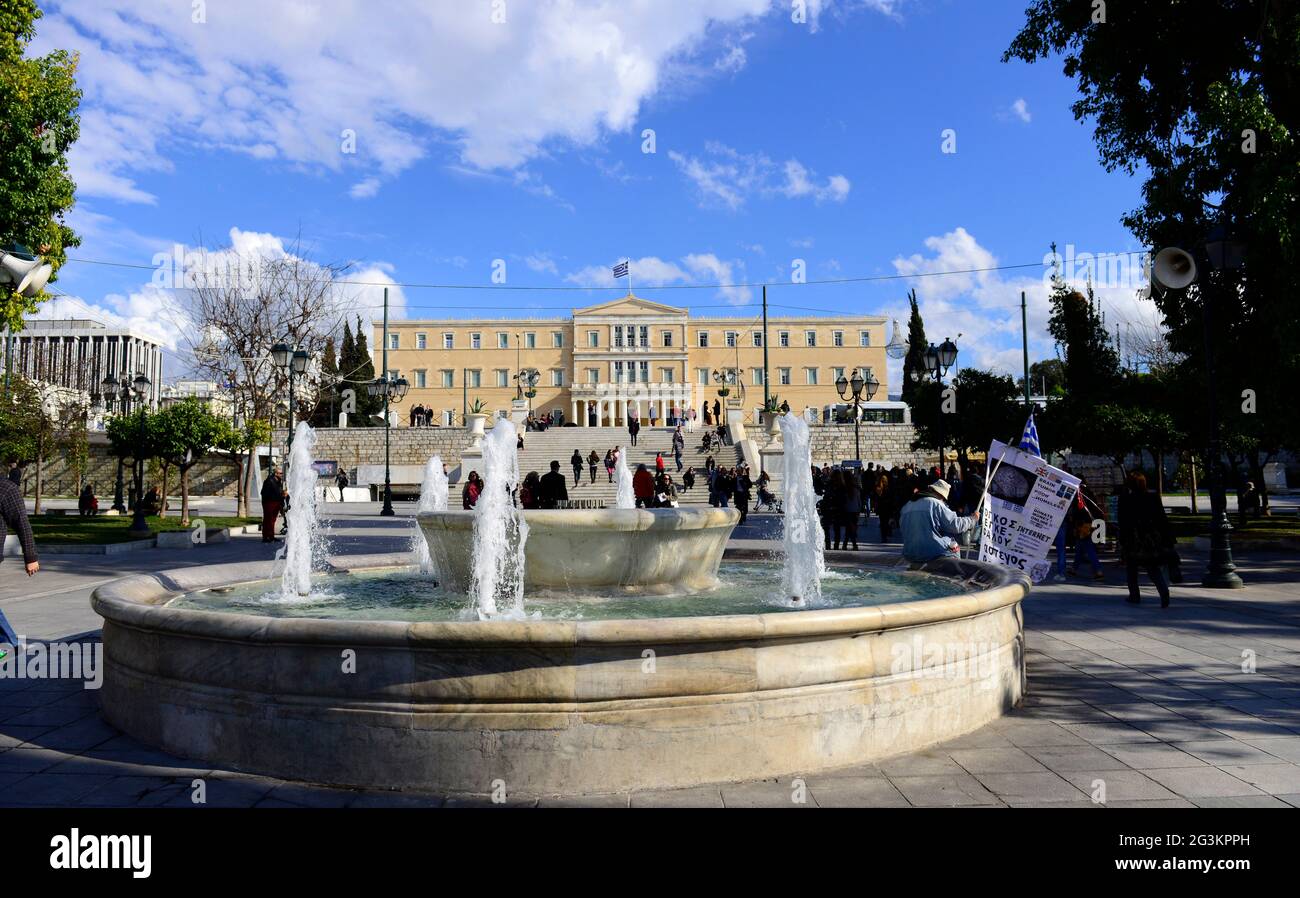 Das Gebäude des alten königlichen Palastes beherbergt das griechische parlament in Athen, Griechenland. Stockfoto