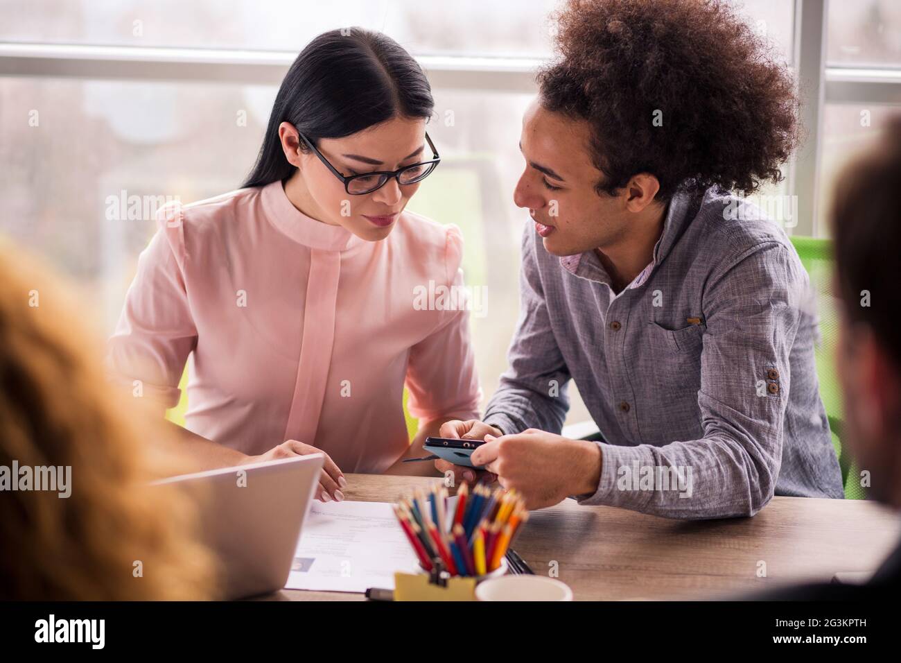 Multiethnischen Mitarbeiter bei Boarding Room diskutieren. Stockfoto