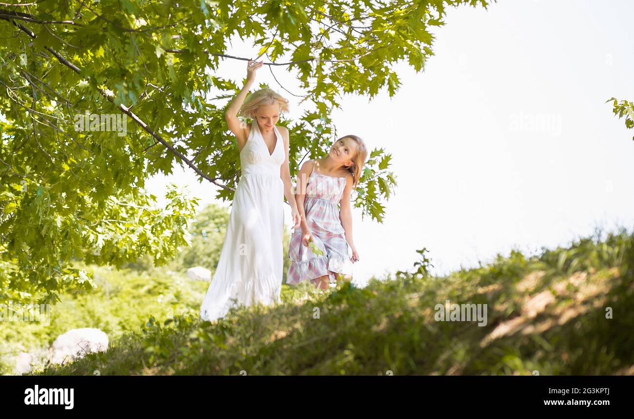 Mutter und Tochter Sommer Wochenende im Freien. Stockfoto