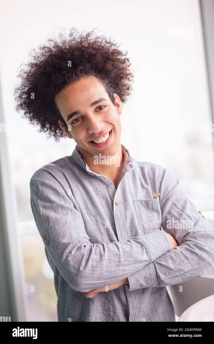 Porträt der jungen Unternehmer in Shirt mit verschränkten Armen. Stockfoto