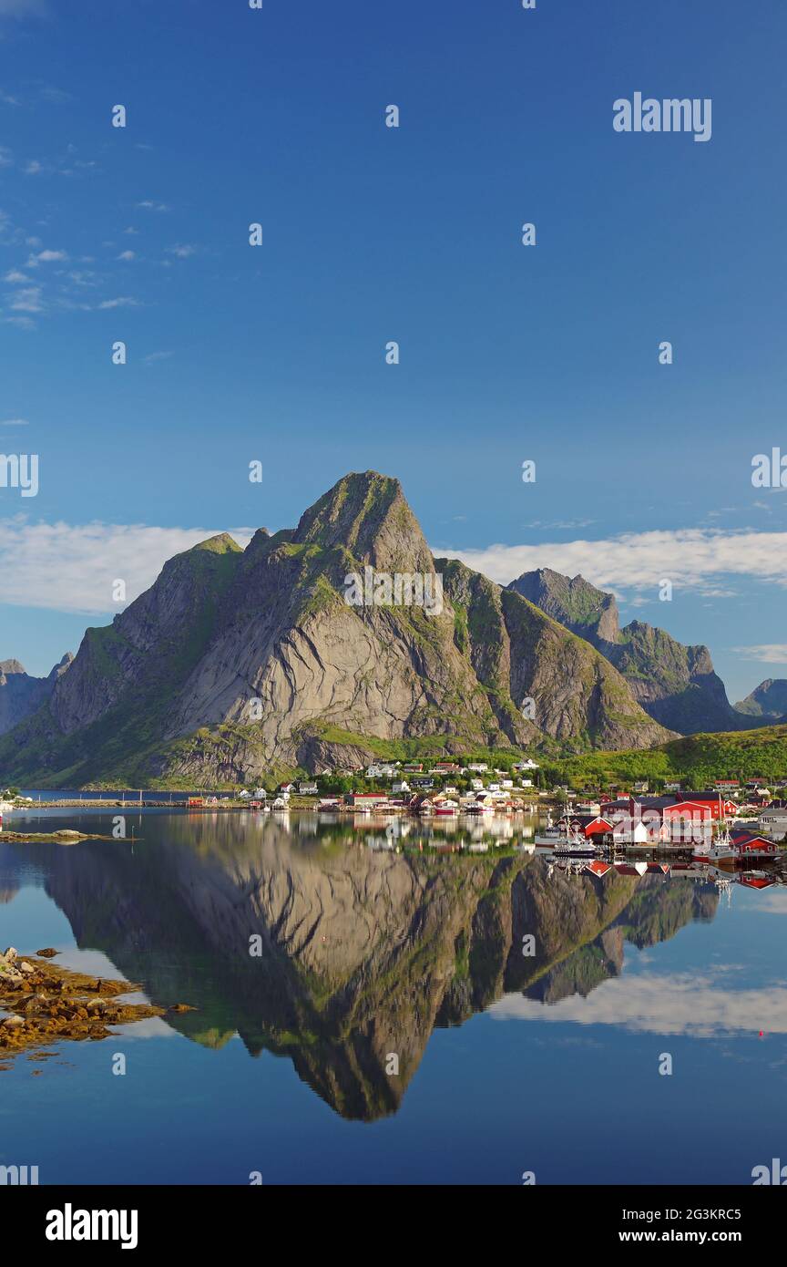 Reine und Fiord Stockfoto