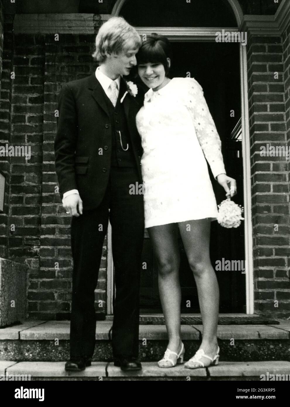 Personen, Hochzeit, Brautpaar nach der Trauung, 70er Jahre, ZUSÄTZLICHE-RIGHTS-CLEARANCE-INFO-NOT-AVAILABLE Stockfoto