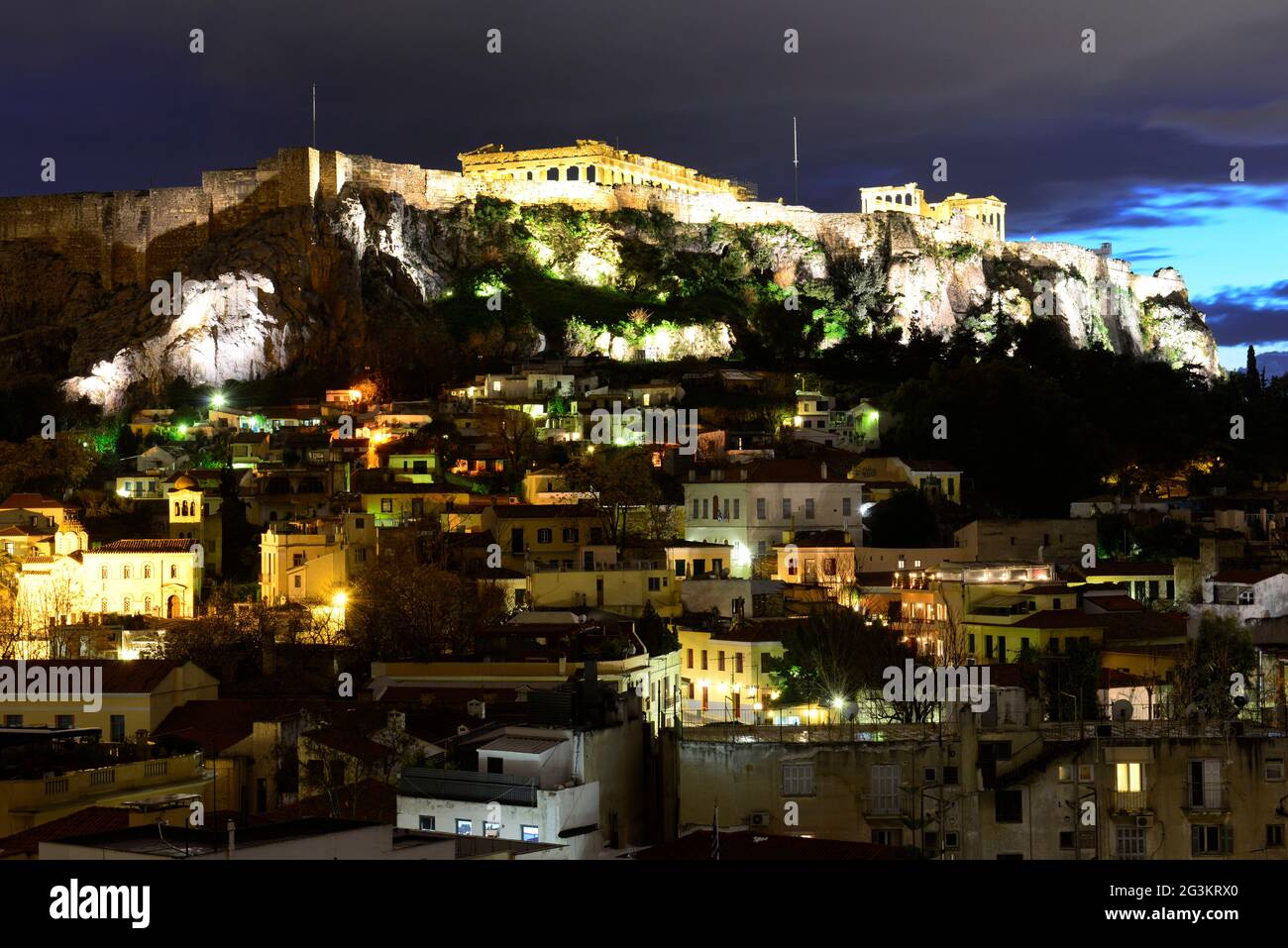 Die Akropolis und die Altstadt ( Plaka ) von Athen nach Sonnenuntergang. Stockfoto
