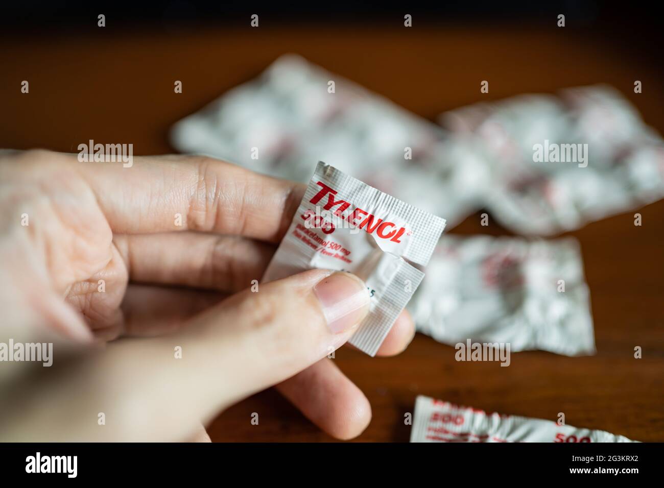 Bangkok, Thailand - 16. Juni 2021 : Verpacken von Tylenol Paracetamol 500 mg in Männerhand. Stockfoto
