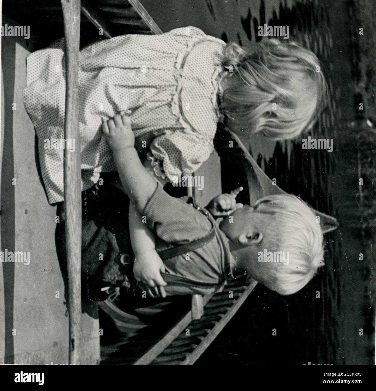 Personen, Säuglinge (bis 5 Jahre), Mädchen und Jungen im Boot, 1950er Jahre, ZUSÄTZLICHE RECHTE-CLEARANCE-INFO-NOT-AVAILABLE Stockfoto