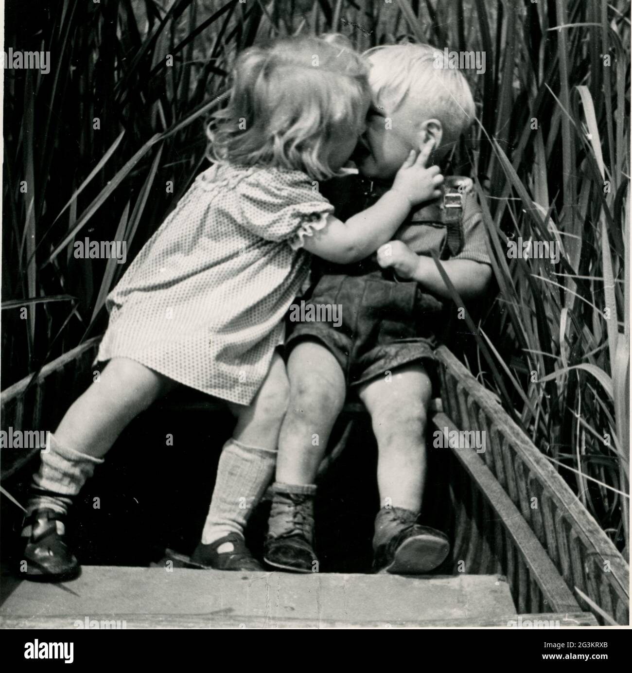Personen, Säuglinge (bis 5 Jahre), Mädchen und Jungen im Boot, 1950er Jahre, ZUSÄTZLICHE RECHTE-CLEARANCE-INFO-NOT-AVAILABLE Stockfoto
