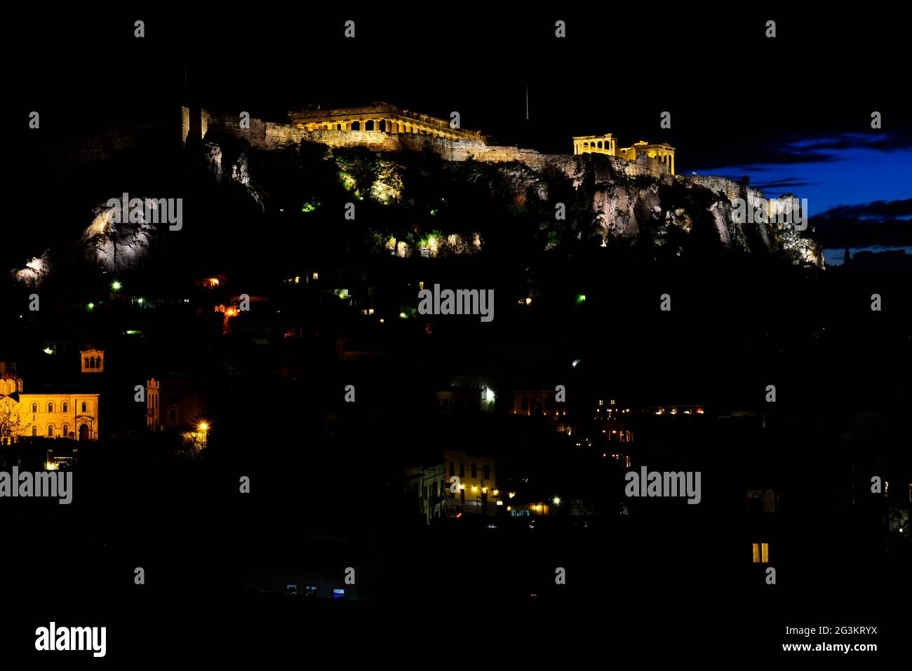 Die Akropolis und die Altstadt ( Plaka ) von Athen nach Sonnenuntergang. Stockfoto