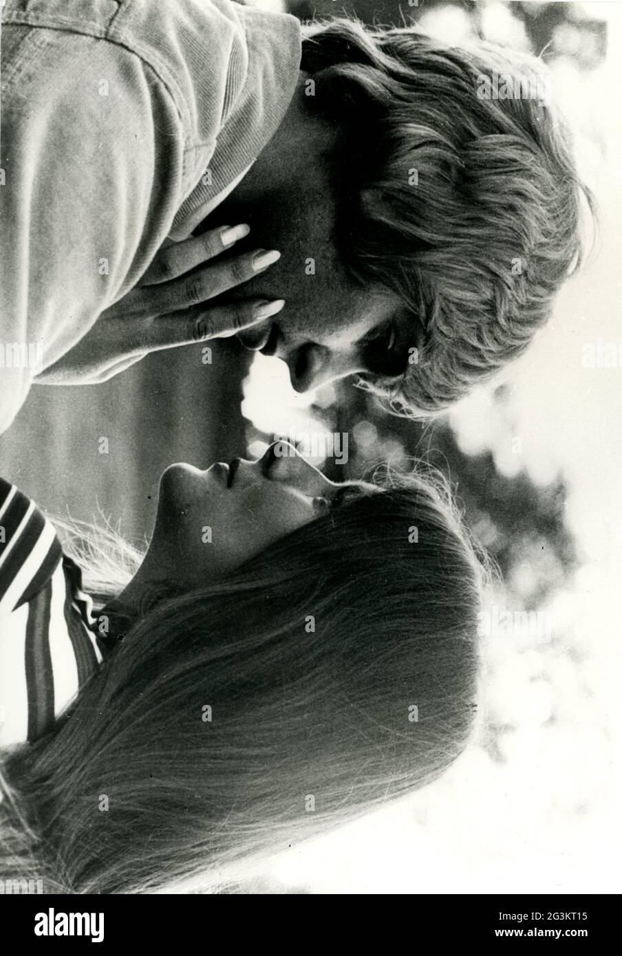 Menschen, Paare, Liebhaber / Romantik, Paare, die einander betrachten, 70er Jahre, ZUSÄTZLICHE-RIGHTS-CLEARANCE-INFO-NOT-AVAILABLE Stockfoto