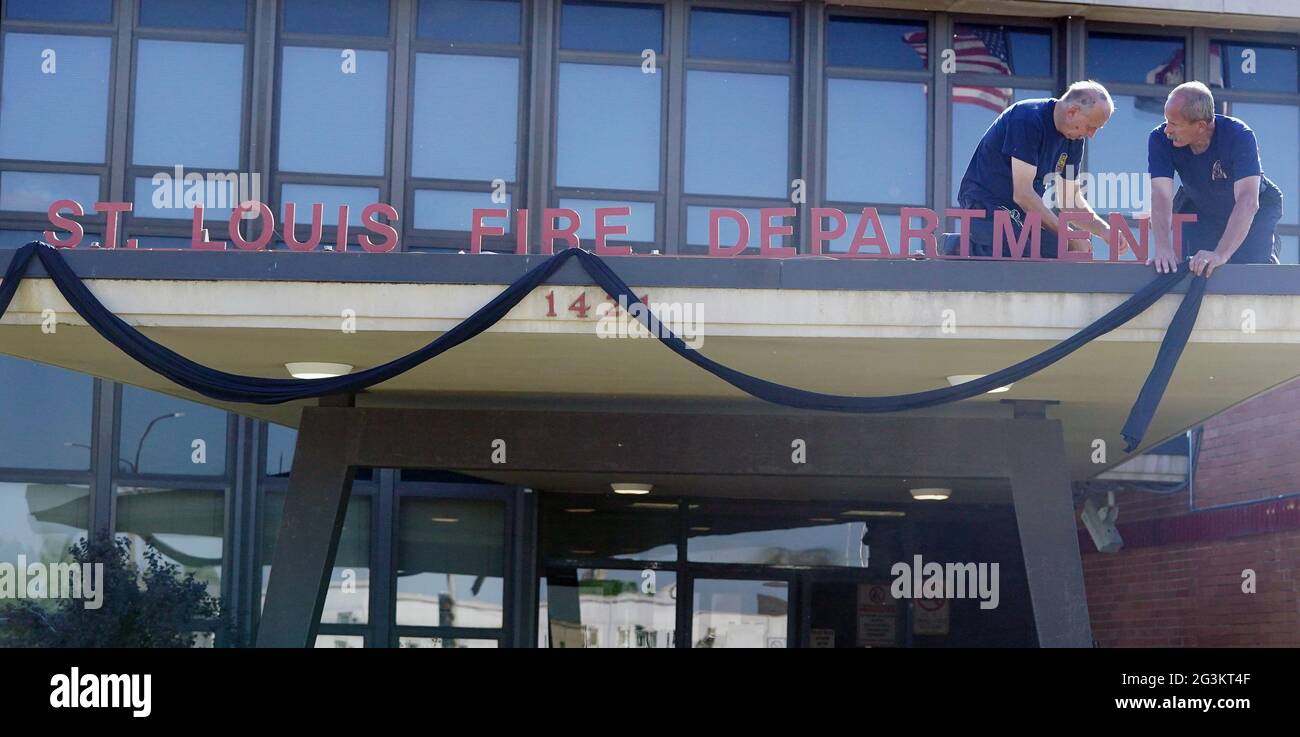 St. Louis, Usa. Juni 2021. Der Hauptmann der Feuerwehr St. Louis, Ron Schroeder, und der Feuerwehrmann Marcell St. Piere sichern am Mittwoch, den 16. Juni 2021, die schwarze Krepplasche vor dem Hauptquartier der Feuerwehr St. Louis in St. Louis. Rodney Heard, 54, ein 20-jähriger Feuerwehrmann, starb am 15. Juni 2021 an dem Coronavirus. Heard ist der einzige Feuerwehrmann von St. Louis, der an Covid-19 gestorben ist. Foto von Bill Greenblatt/UPI Credit: UPI/Alamy Live News Stockfoto