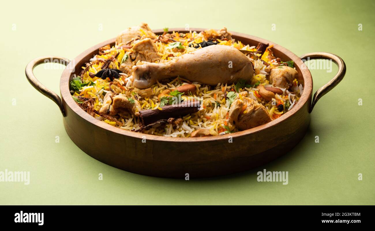Indisches Essen Huhnchen Dum Biryani Close Up In Einer Schale Auf Dem Tisch Horizontale Stockfotografie Alamy