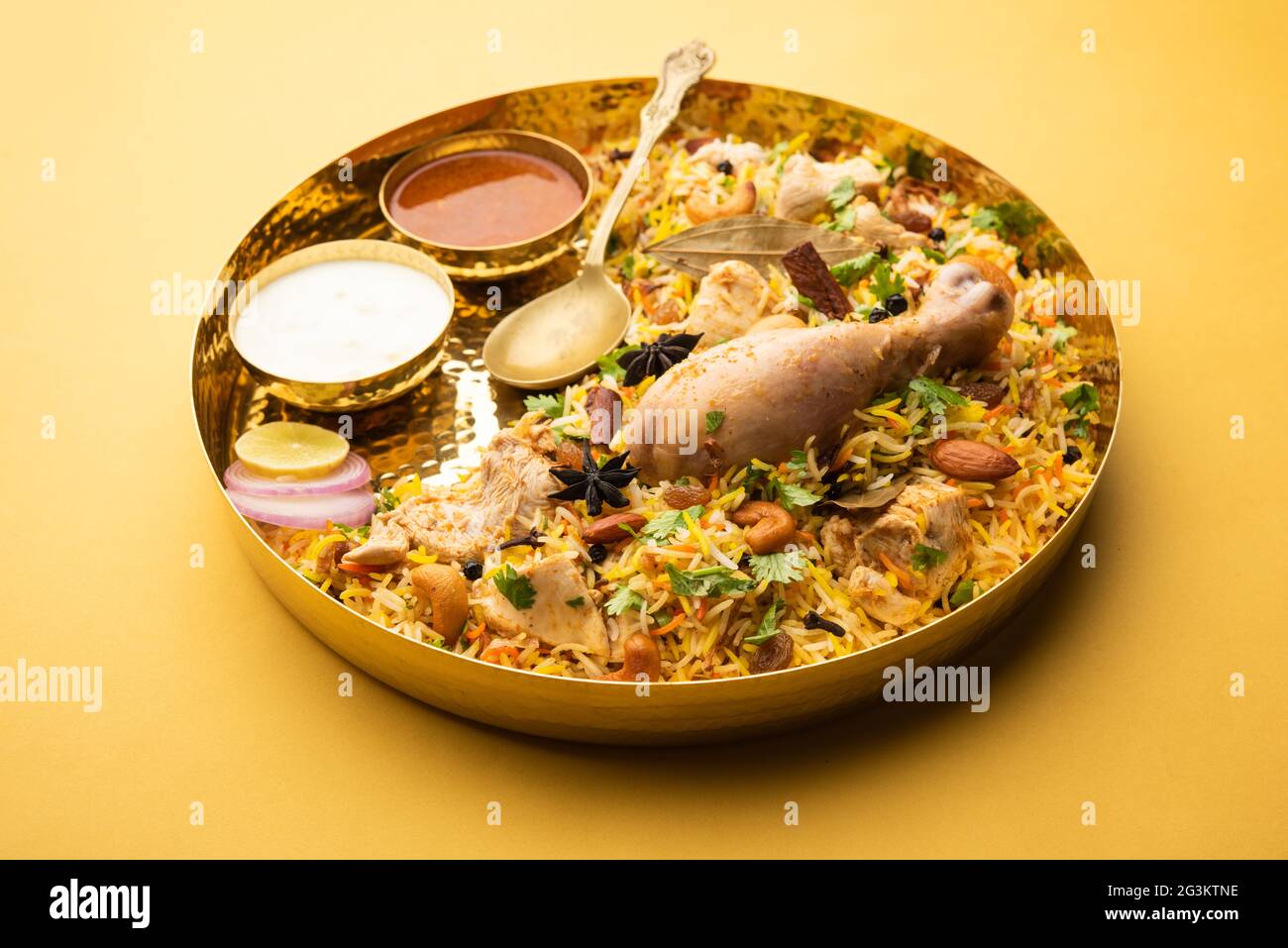 Würziges Huhn Biryani im Restaurant mit Raita und Salan, beliebtes ...