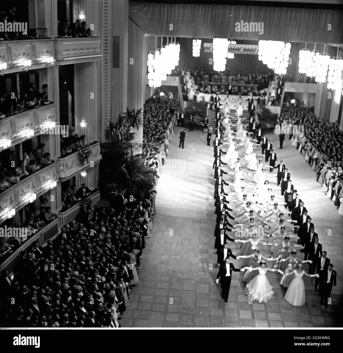 Festlichkeiten, Ball, Wiener Opernball, Eröffnung, Staatsoper, WIEN, 9.2.1956, ZUSÄTZLICHE-RIGHTS-CLEARANCE-INFO-NOT-AVAILABLE Stockfoto