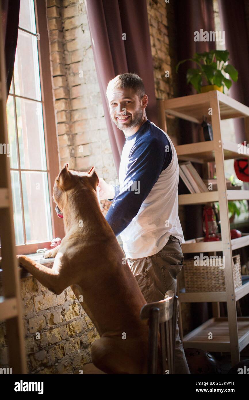 Wahre Freunde, Mann und seinem Hund die Zeit zu Hause. Stockfoto
