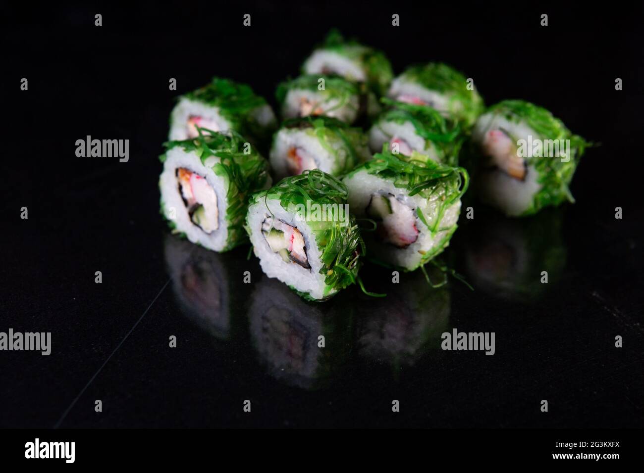 Sushi mit Spiegelung auf schwarzem Hintergrund. Hochwertige Fotos für Menügestaltung und Vorlagen Stockfoto