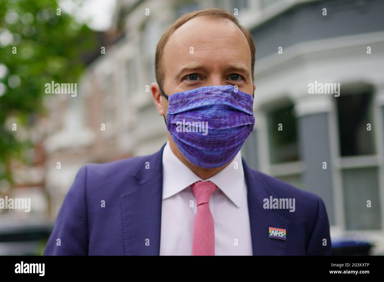 Gesundheitsminister Matt Hancock vor seinem Haus im Nordwesten Londons, einen Tag nach der Veröffentlichung einer Reihe von WhatsApp-Börsen, die ihn wegen Coronavirus-Tests kritisierten. Bilddatum: Donnerstag, 17. Juni 2021. Stockfoto