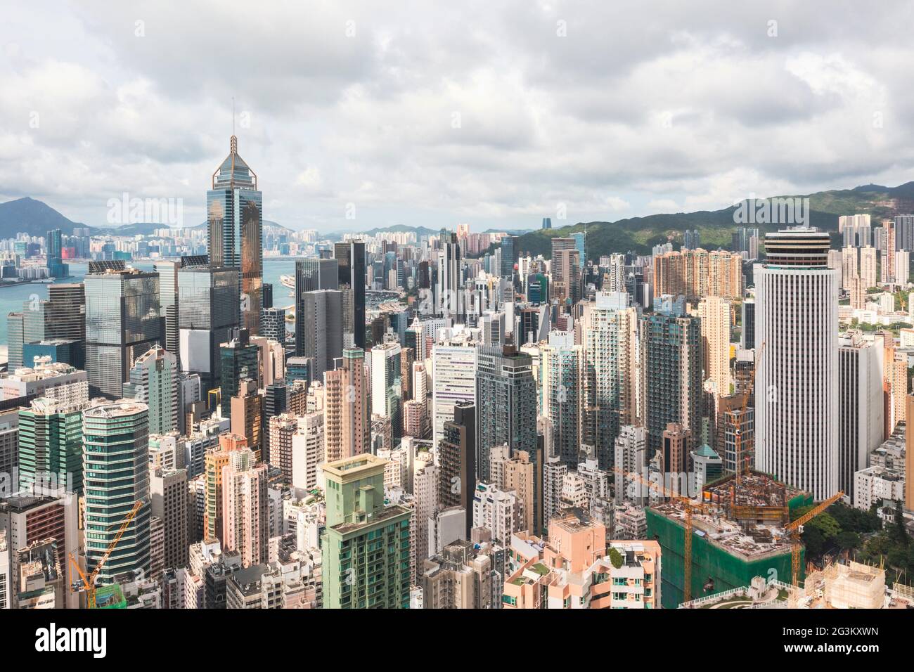 Atemberaubende Luftaufnahme des Victoria Harbour von Hong Kong, klarer sonniger Tag, Drohnenaufnahme Panorama. Stockfoto