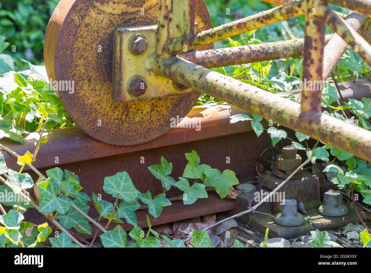 Schlittenräder aus der Nähe, rostig Stockfoto