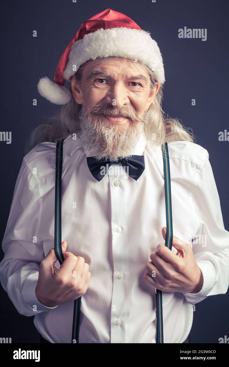 Happy Santa Claus in weißem Hemd und schwarzer Fliege. Stockfoto