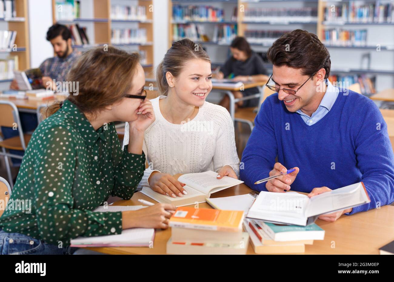 Studenten, die sich für die Prüfung in der Bibliothek vorbereiten Stockfoto