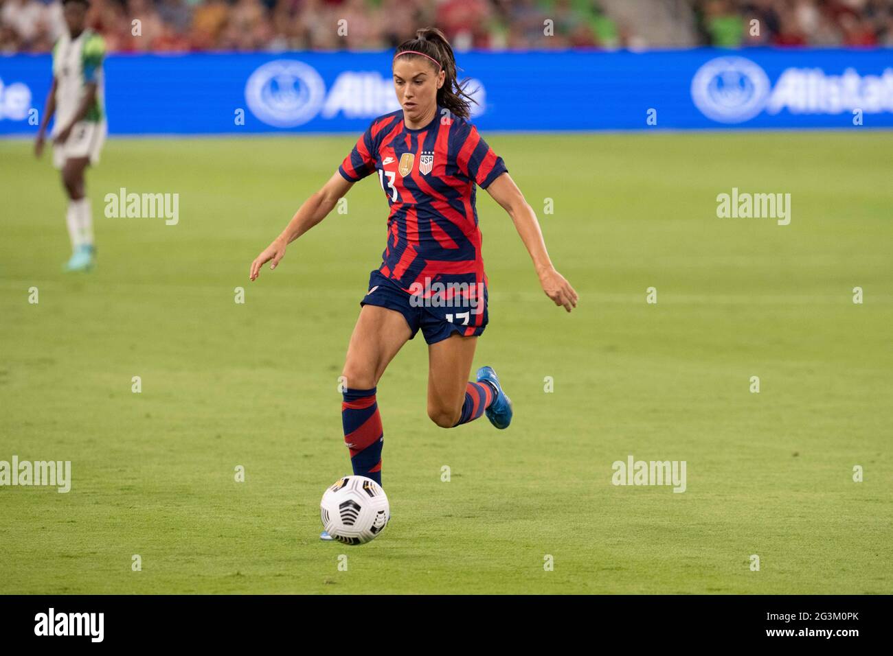 Austin, Texas, USA, 16 2021. Juni: Veteran Alex MORGAN bringt den Ball ins Rückfeld während der ersten Hälfte des US Women's National Team (USWNT)-Sieges über Nigeria, 2-0 im Eröffnungssieg von Austin's neuem Q2 Stadium. Die US-amerikanische Frauenmannschaft, eine olympische Favoritin, stellt eine Reihe von Sommerspielen vor, um sich auf die Spiele in Tokio vorzubereiten. Kredit: Bob Daemmrich/Alamy Live Nachrichten Stockfoto